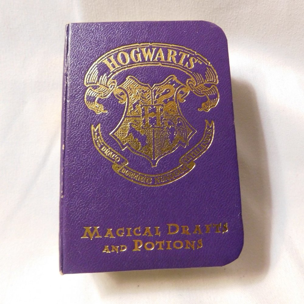 HOGWARTS MAGICAL DRAFTS AND POTIONS BOOK FIGURINE PROFESSOR SNAPE